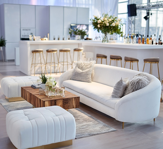 Lounge-Bereich mit Bar und Sitzmöbeln auf einer Eventlocation