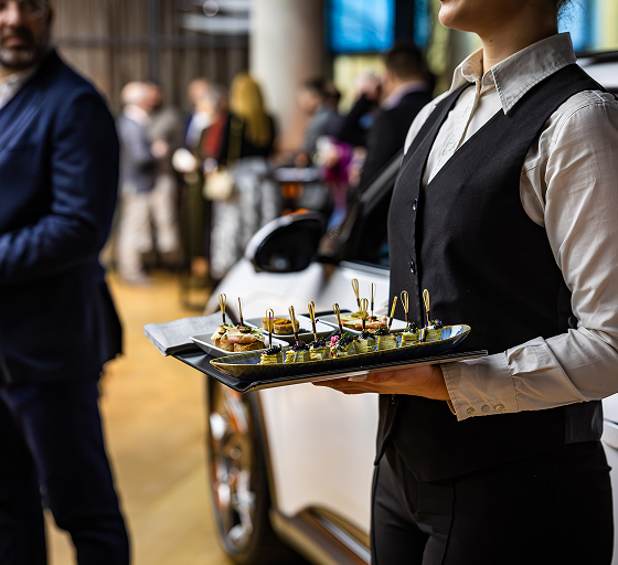 Servicepersonal serviert Fingerfood auf einem Event