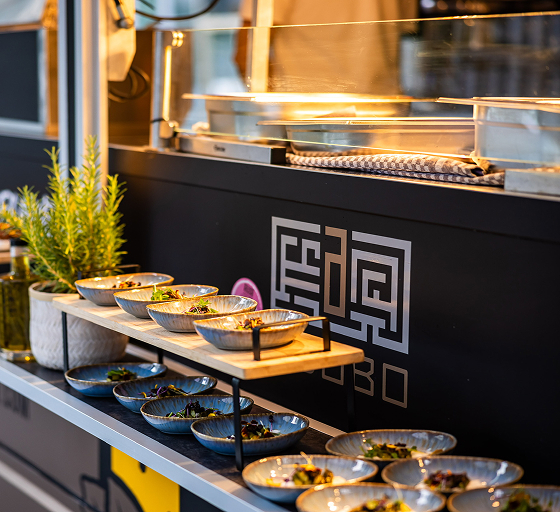 Live-Cooking-Station mit angerichteten Speisen auf einem Event